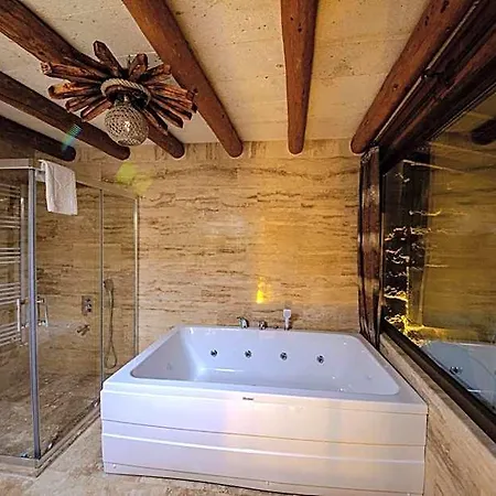 Farmer Cave House Hotel 3*